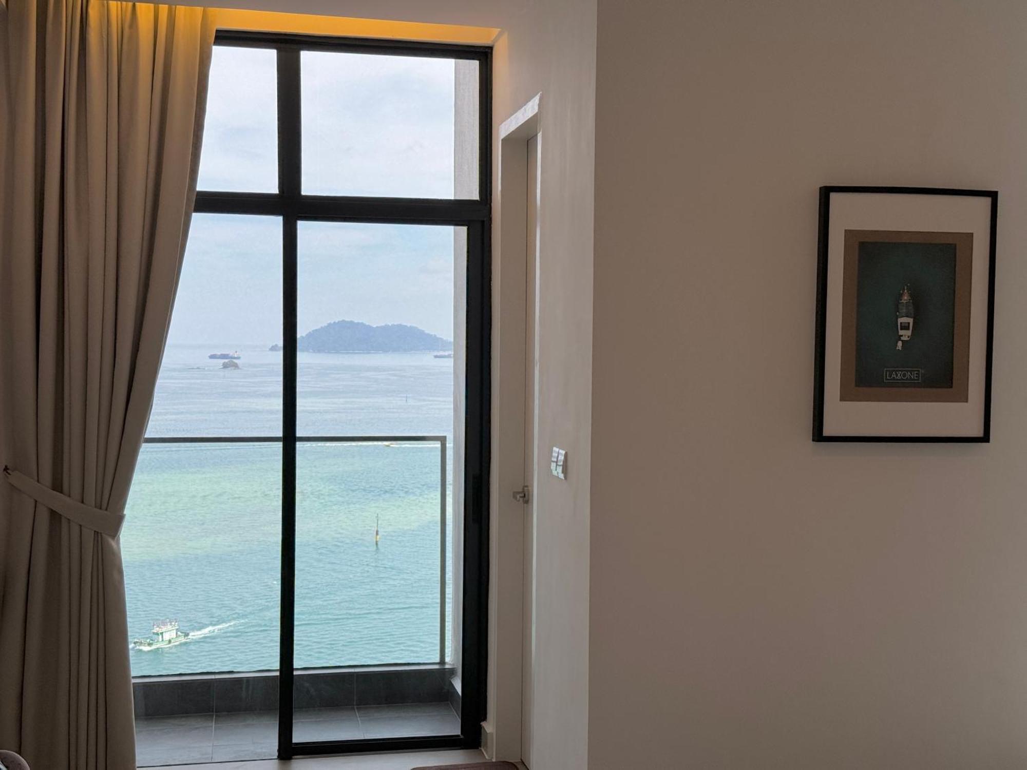 The Shore Cbd Kota Kinabalu By Laxzone Suite Exterior foto