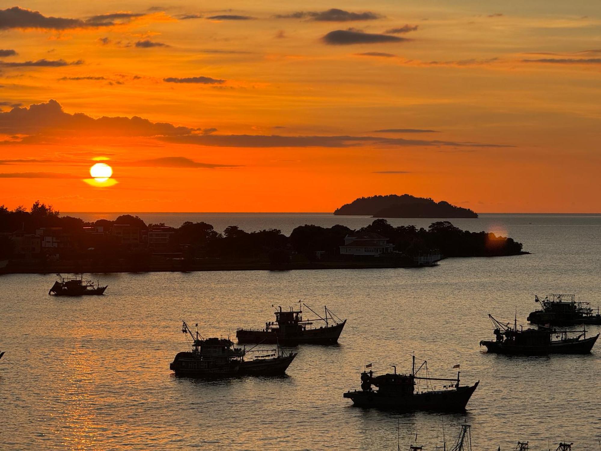 The Shore Cbd Kota Kinabalu By Laxzone Suite Exterior foto